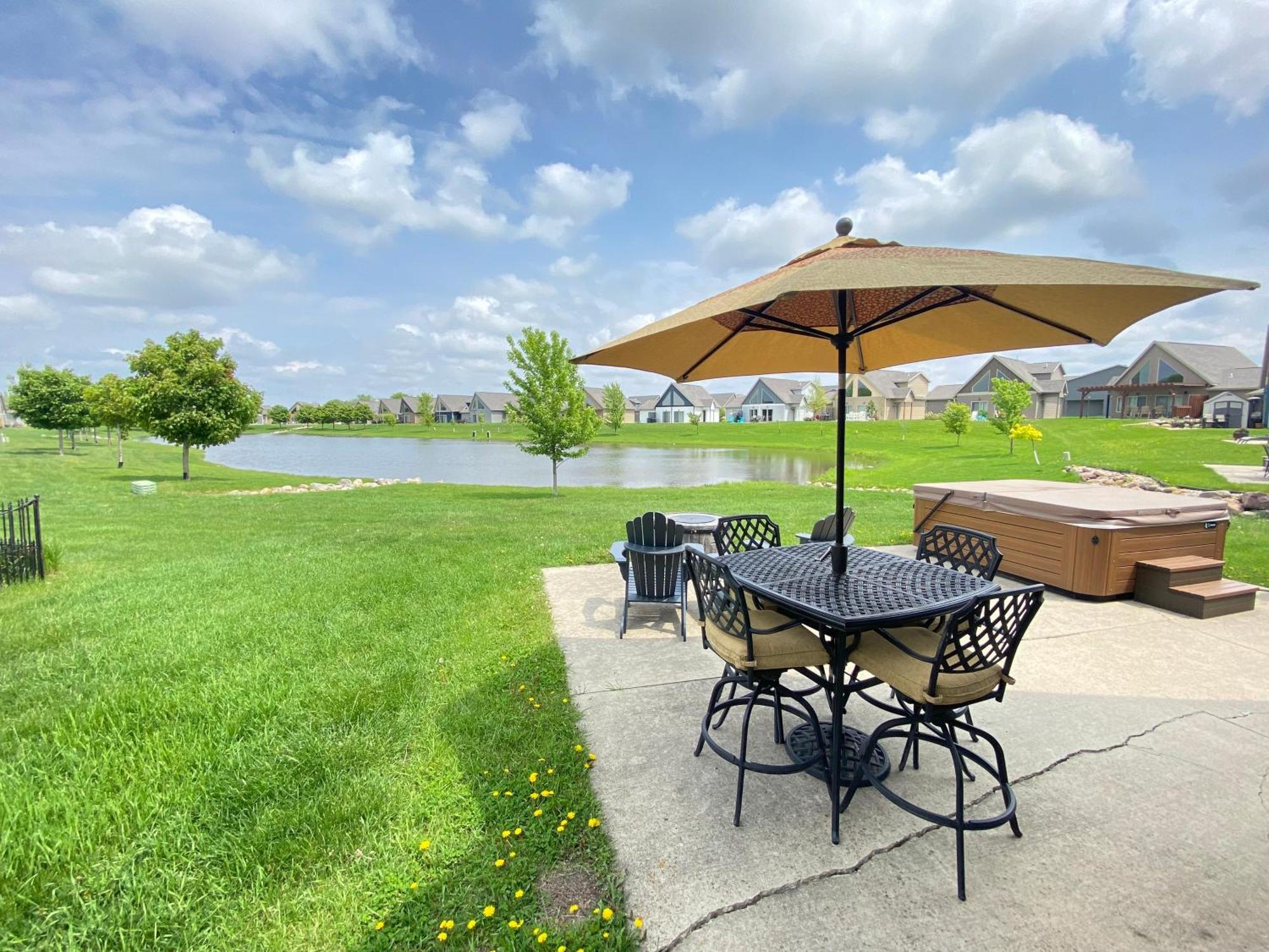 Boho Bungalow On The Pond W/ Hot Tub Arnolds Park Exterior photo