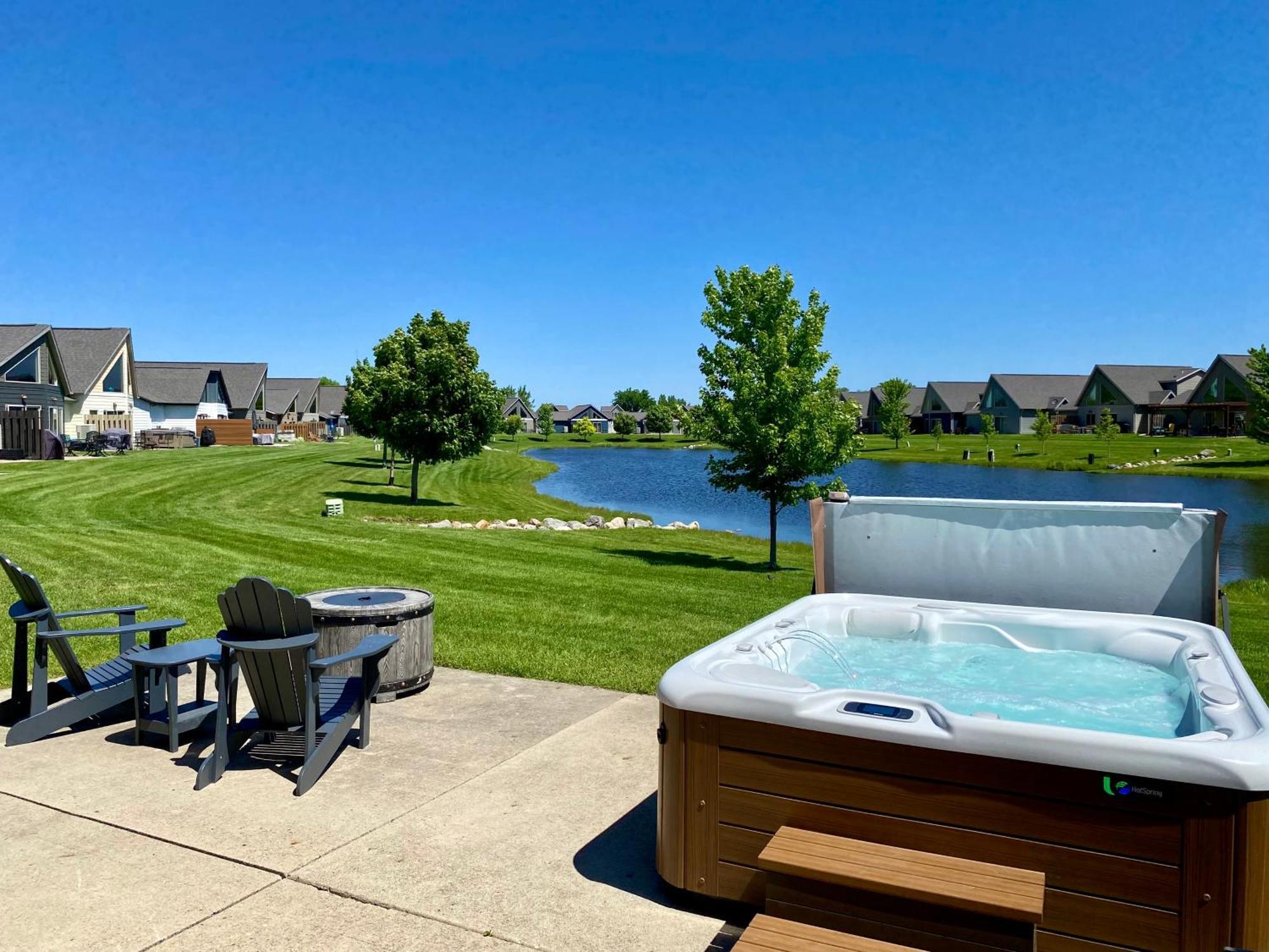 Boho Bungalow On The Pond W/ Hot Tub Arnolds Park Exterior photo